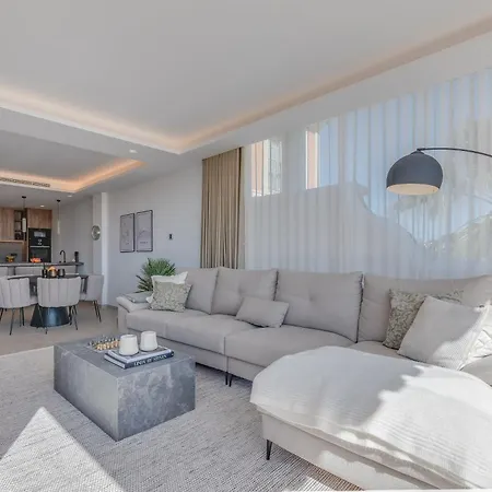 Luxury 3 Bdrm With Private Pool And Stunning Sea Views Lejlighed